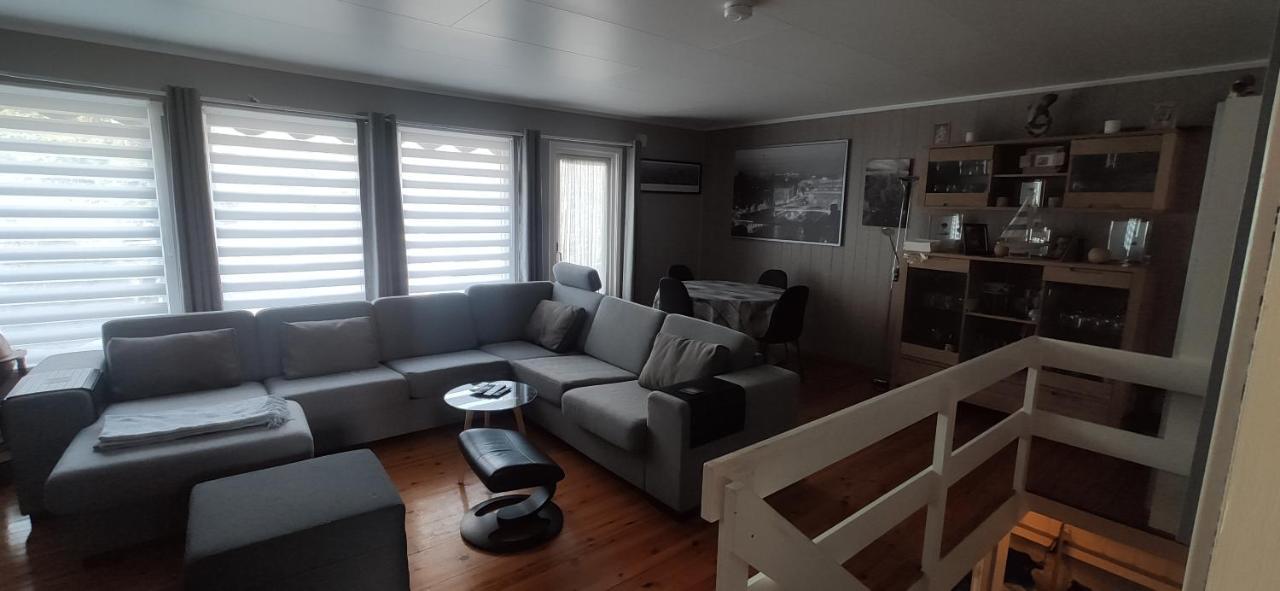 Sleeps 8 - 3 Bedrooms *